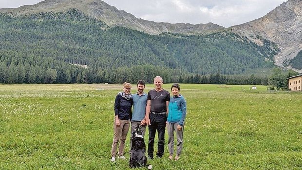 Das Betriebsleiterpa Das Betriebsleiterpaar Andrea Maria Eggenschwiler und Jachen Armon Pitsch mit den Eltern Daniel und Mengelsa Pitsch.
