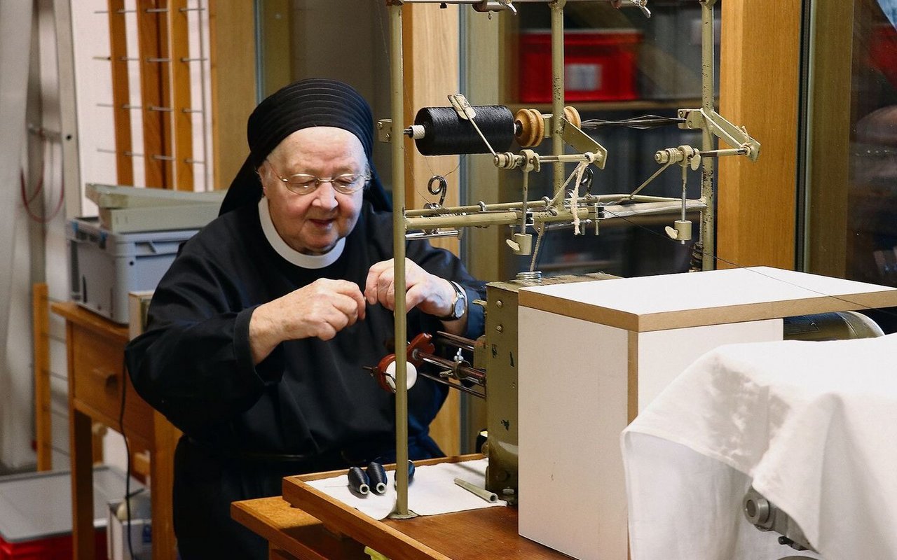 Schwester Bernadette ist eine der Klosterfrauen, die in der Paramenten-Werkstatt arbeiten.