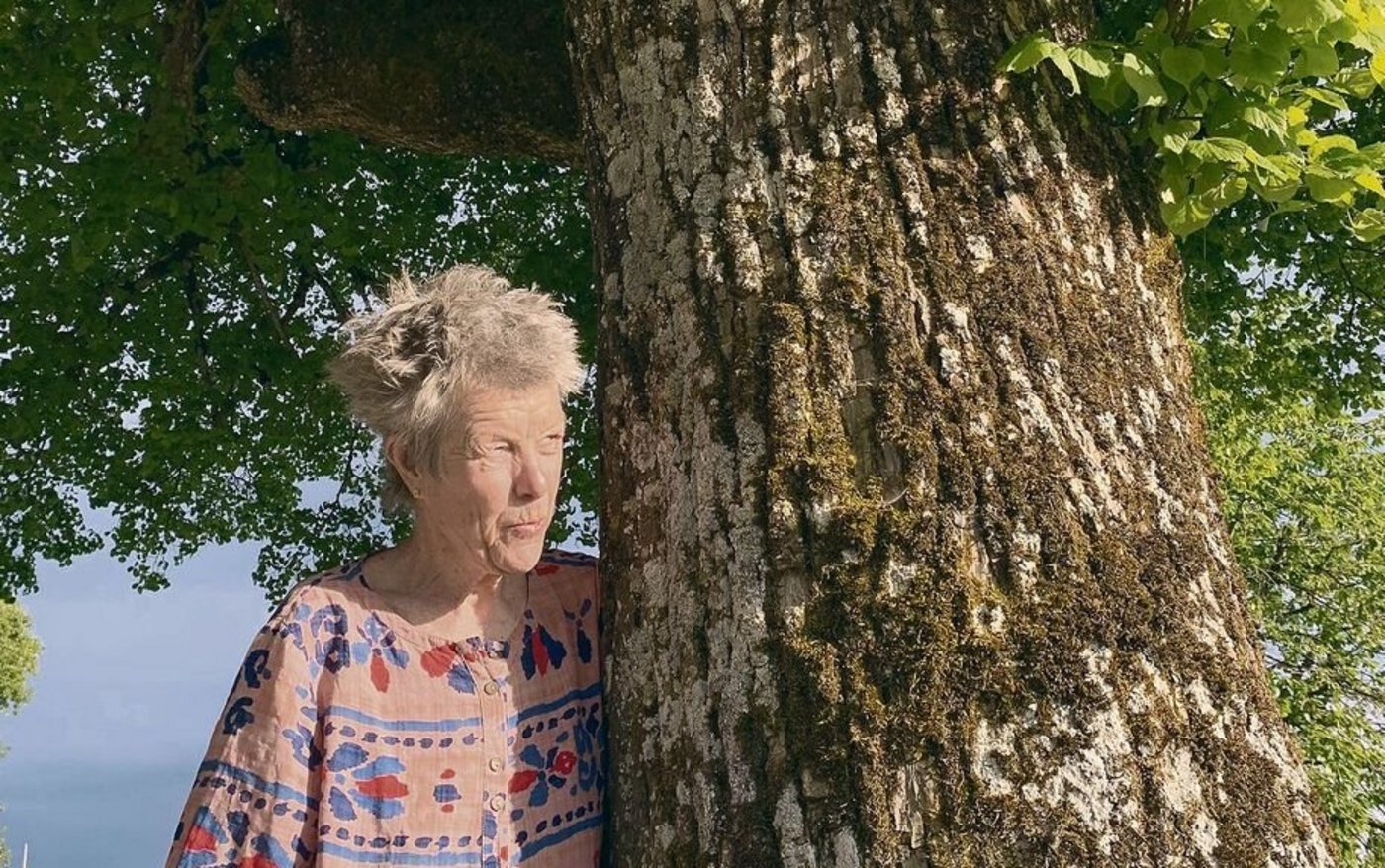 Die Biologin Florianne Koechlin referierte in Rickenbach, auch unter einer Linde.