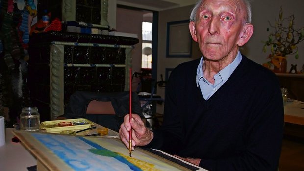 Der 93-jährige Bernhard Fraefel konnte seine Leidenschaft zum Malen erst im hohen Alter ausleben. (Bild Ruth Bossert)