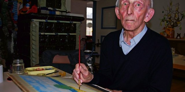 Der 93-jährige Bernhard Fraefel konnte seine Leidenschaft zum Malen erst im hohen Alter ausleben. (Bild Ruth Bossert)