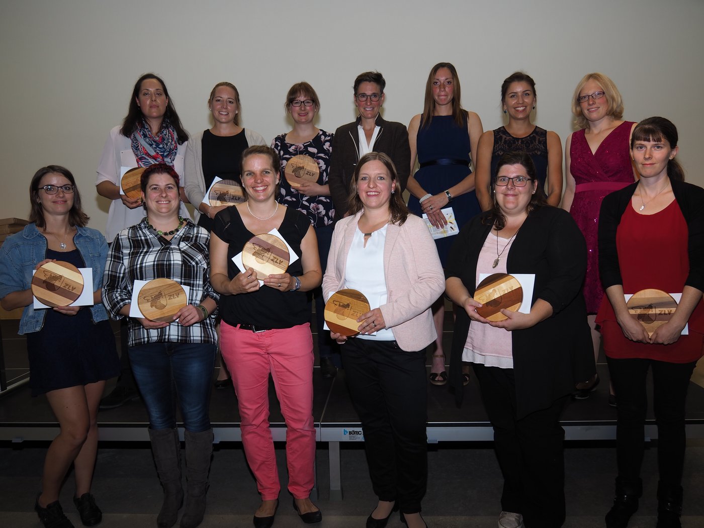 Herzliche Gratulation: Das sind die neuen Bäuerinnen mit Fachausweis (Bild Ursina Berger) 