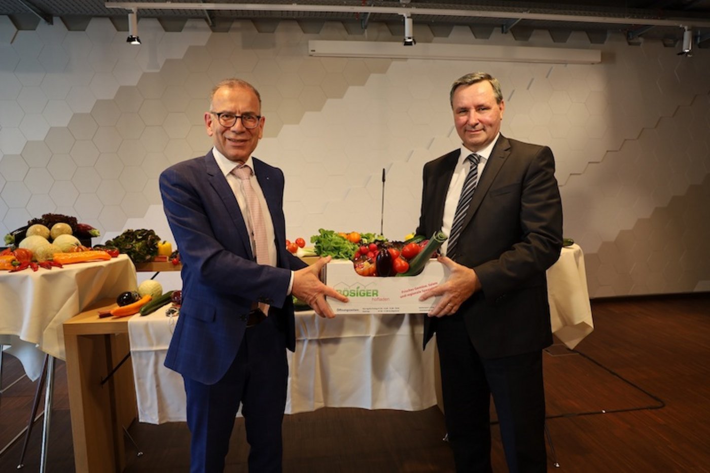 Hannes Germann (links) übergibt das Präsidentenamt an Werner Salzmann. (Bild VSGP)