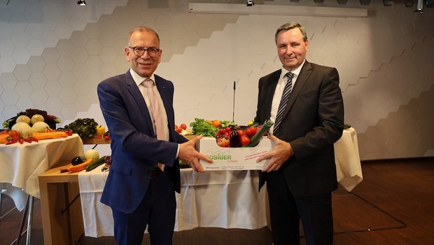 Hannes Germann (links) übergibt das Präsidentenamt an Werner Salzmann. (Bild VSGP)