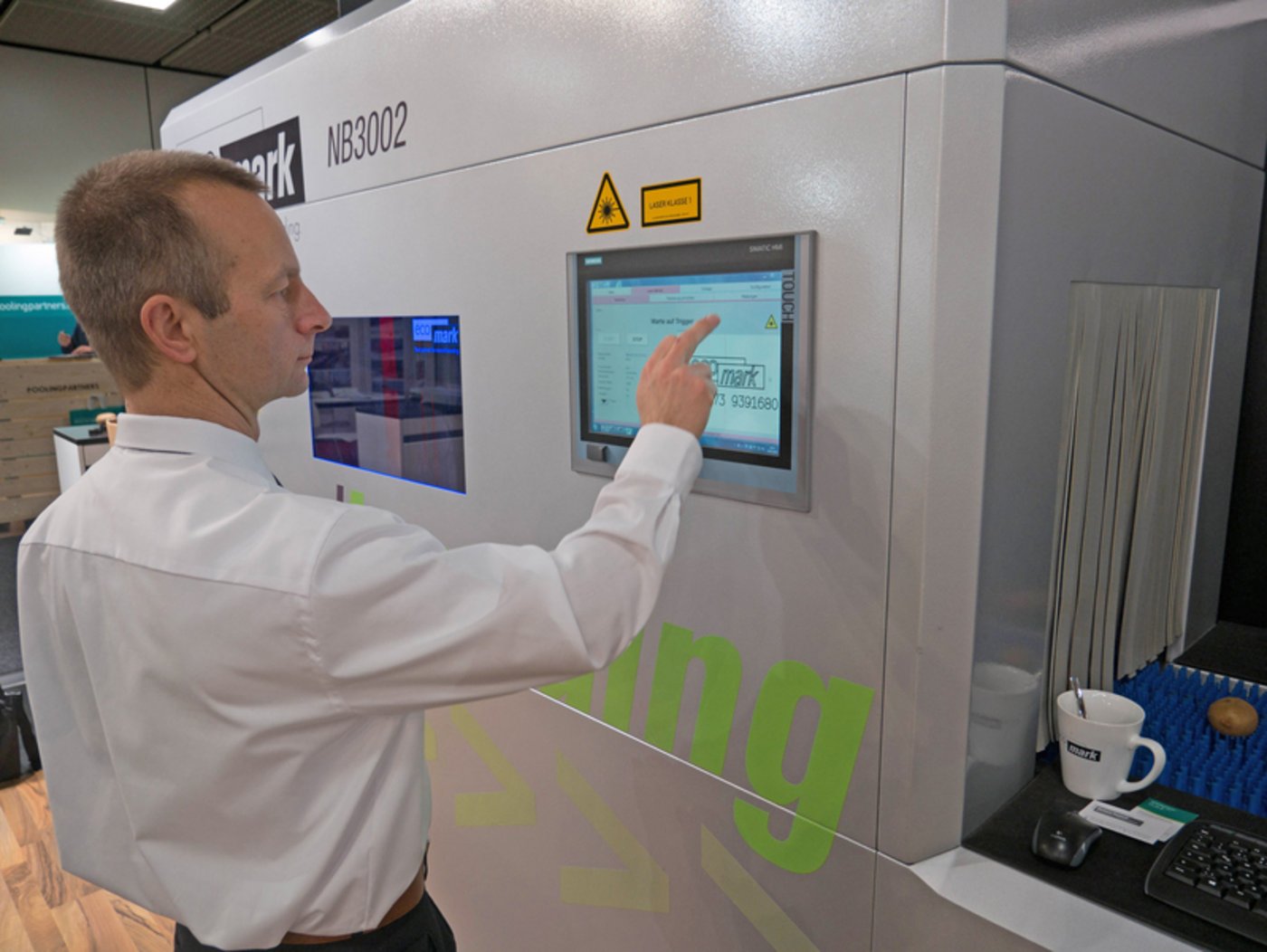 Richard Neuhoff bei der Bedienung der neu auf den Markt gekommenen Lasermaschine. (Bild David Eppenberger)