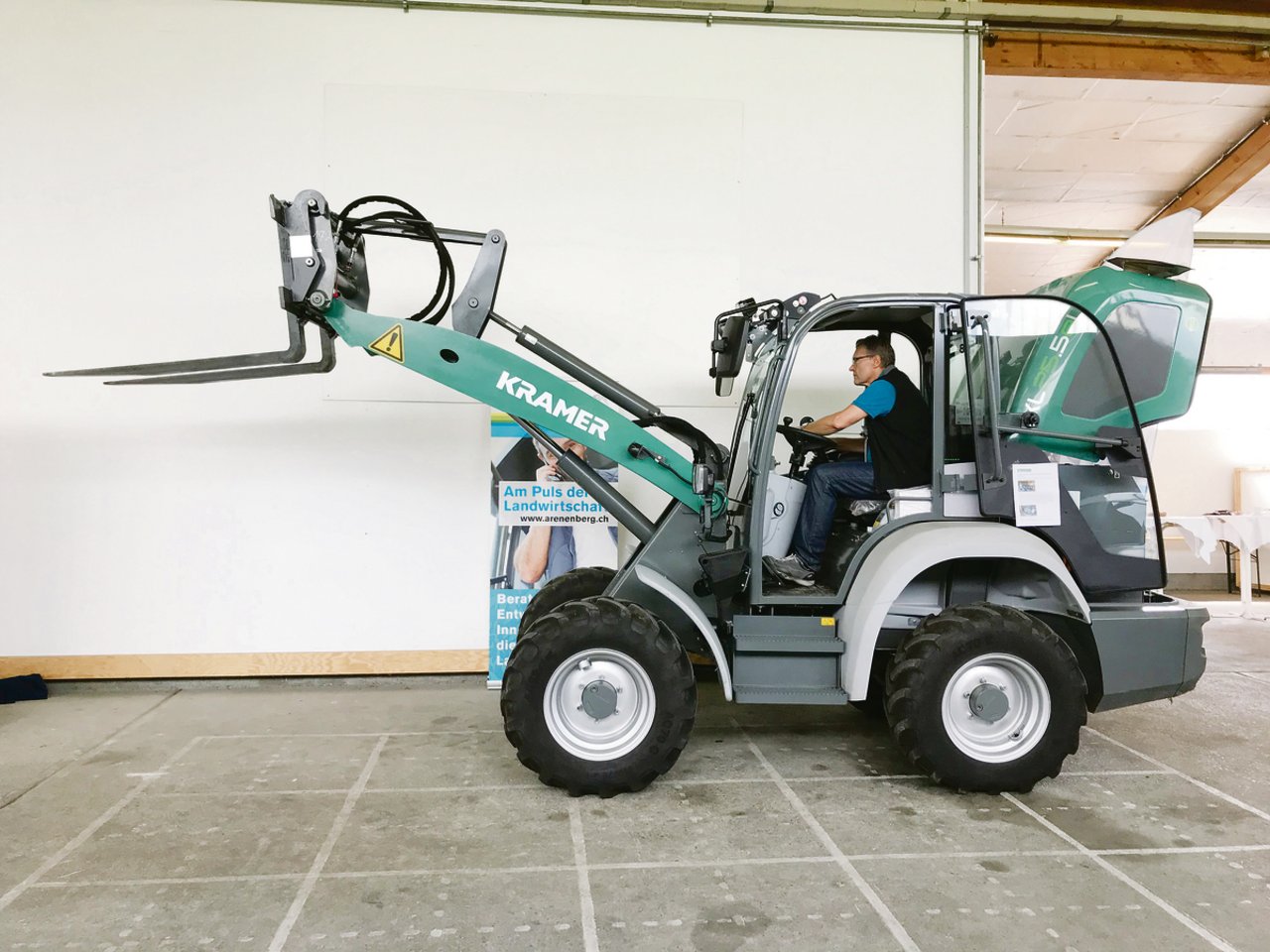 Bernhard Müller vom BBZ Arenenberg führte den elektrischen Radlader Kramer KL 25.5e vor. Dieser kommt auf der Swiss Future Farm in Tänikon zum Einsatz.(Bilder Alexandra Stückelberger)