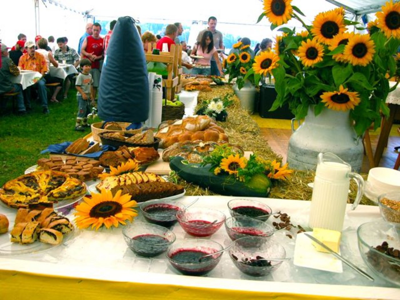 Viele gluschtige Sachen werden am Brunch auf den Bauernhöfen angeboten. (Bild BauZ)