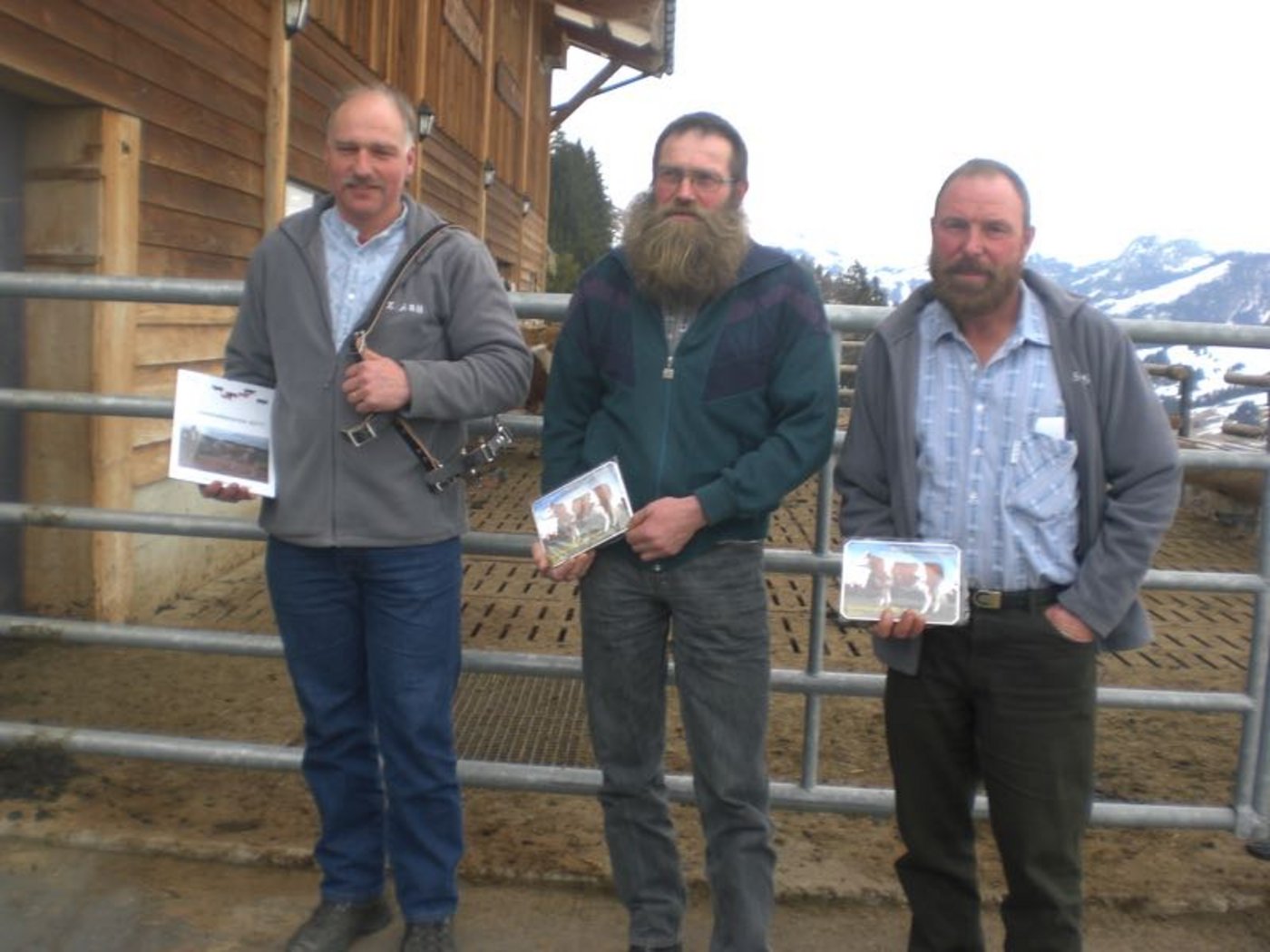 Die Geehrten: Res Schindler für die Stierenhaltung. Niklaus Rohrer und Ueli Gerber haben eine Zuchtgruppe für den LBE Kurs gestellt. (Bild zVg)