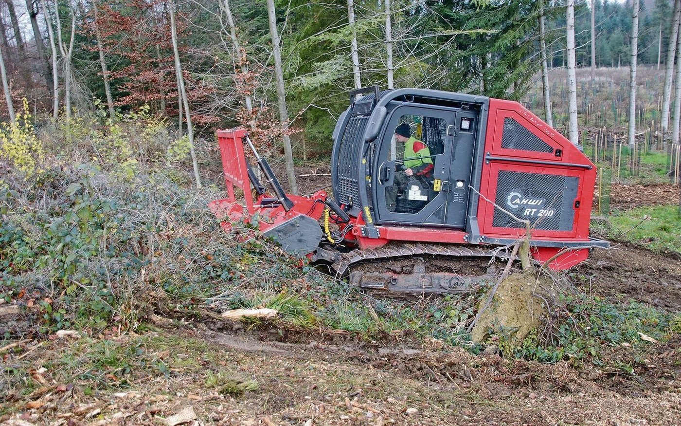 Das mit Raupen versehene Trägerfahrzeug RT 200 wird von Prinoth hergestellt, einem italienischen Unternehmen, das auf Pisten- und andere Raupenfahrzeuge spezialisiert ist.