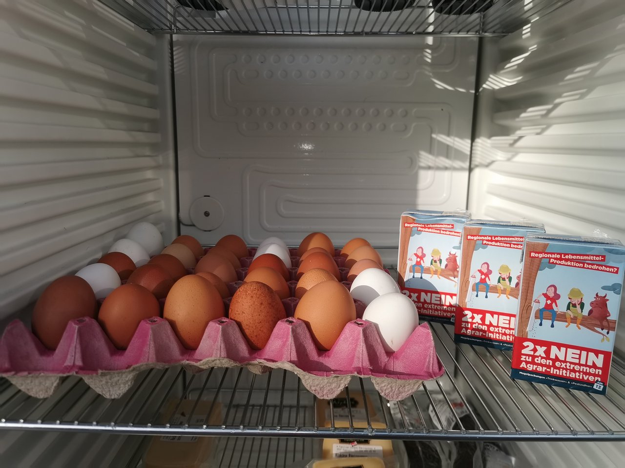 SChweizer Eier im Kühlschrank des Direktvermarkters. Was haben sie mit der Trinwasser-Initiative zu tun? (Bild sb)