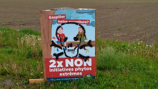 Übersprayt, zerrissen, verschwunden – die Kampagnen-Plakate, und -blachen für 2x Nein wurden im Kanton Freiburg beschädigt. (Bilder FBV)