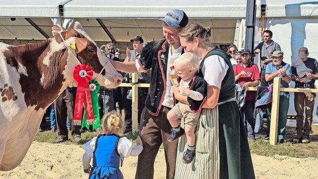 Viehzucht ist Famili Viehzucht ist Familiensache: Die Jüngsten führten nicht nur Kälber vor, sie feierten auch die Missen. Miss der Red Holstein und Holstein: Steffen-Gene Evert Wina von Markus und Christoph Steffen.