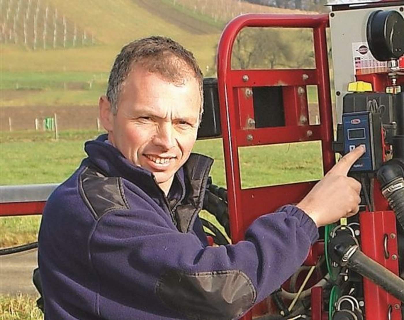 <p class="Bildlegende_Bildlegende_x05">Daniel Peter nutzt die Befüllautomatik um, den Tank passgenau zu befüllen. Damit entsteht auch weniger Restmenge. (Bild: Katharina Scheuner)</p>