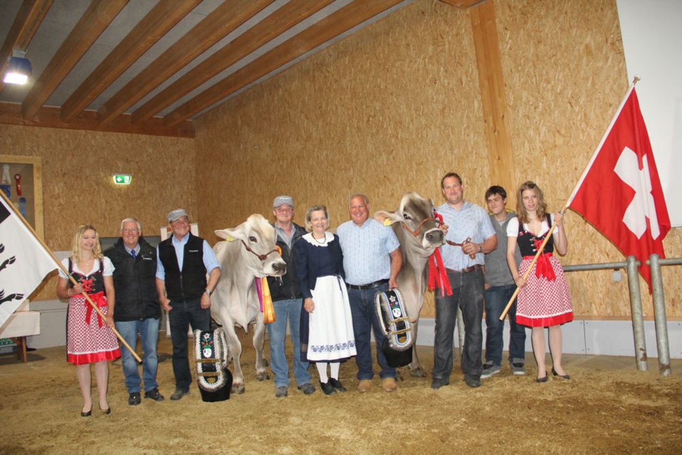 Posieren für die Fotografen: Zeus Palma (links) mit Carl Brandenburger und Kaspar Freuler vom Plantahof. Links neben Jongleur Norma: Lukretia und Fritz Rietberger.