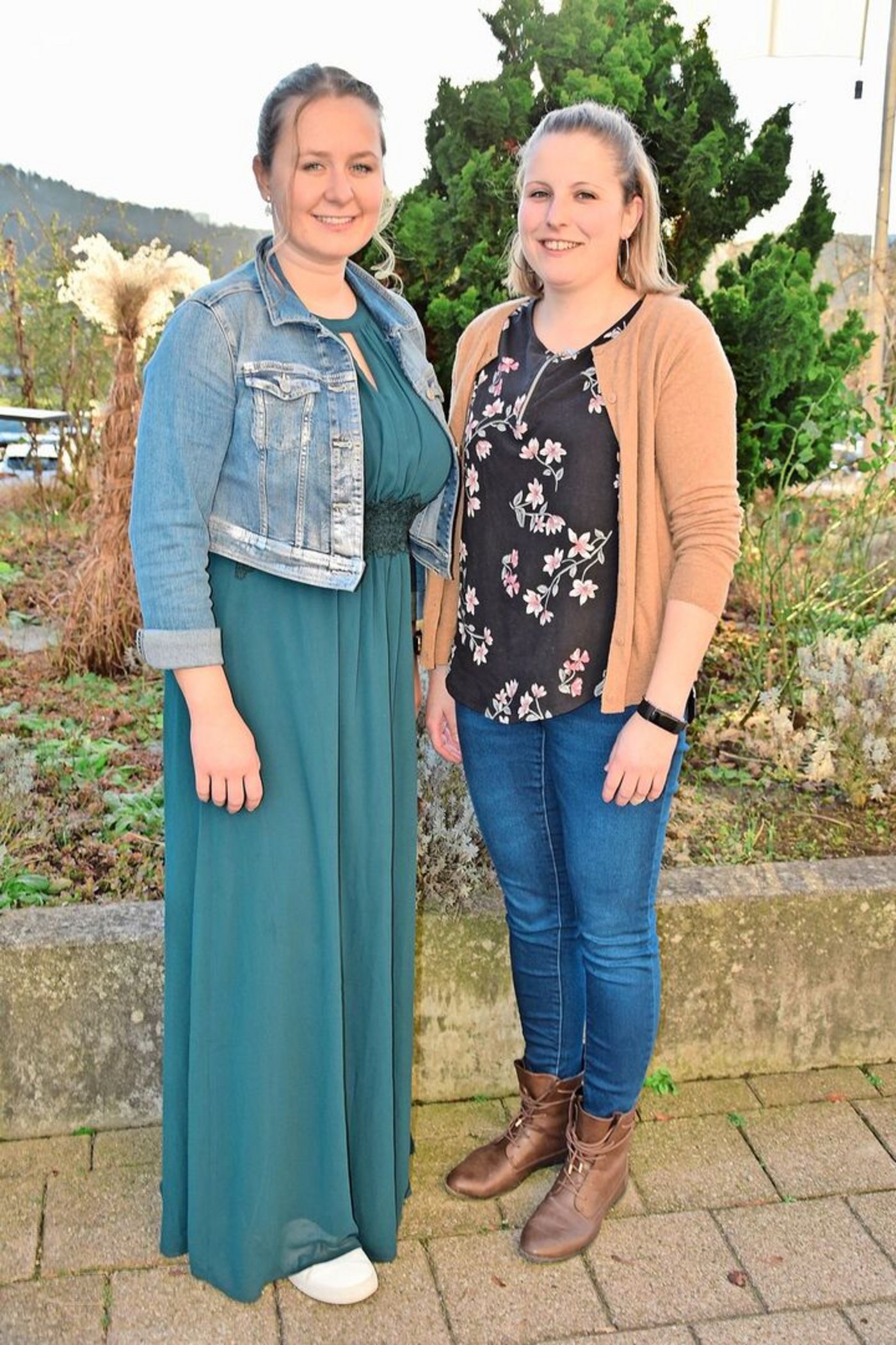 Cécile Frank (links) und Ramona Schnüriger aus dem Kanton Zug feiern ihren erfolgreichen Abschluss.