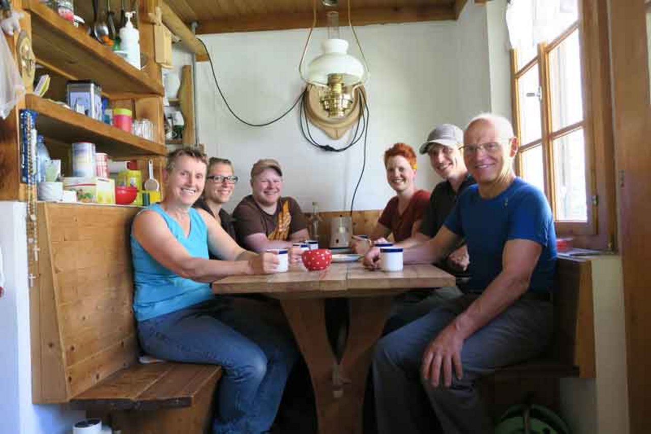 Familie Gisler am Küchentisch bei Kaffee und Guezli (v.l. nach r.): Mutter Martha, Schwester Monika mit Peter Bissig, Luzia, Cousin Andi Arnold und Vater Bini.