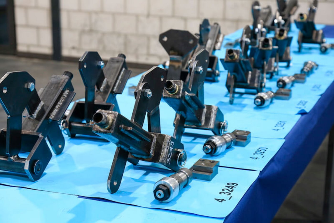 Am gleichen Tag konnten die Absolventen der Teilprüfung (nach 2 Jahren der Ausbildung) ihre Arbeiten, den Ausbildnern und Angehörigen vorstellen.