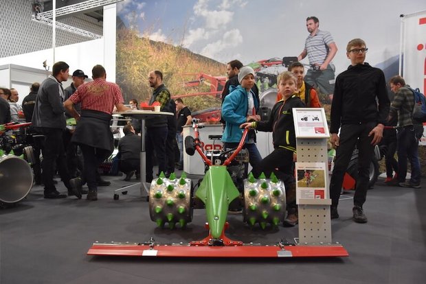 Gross und klein bestaunen den Rapid-Hangmäher. (Bild Jasmine Baumann) 