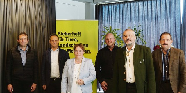 Sie referierten in Chur (v. l. n. r.): Thomas Roffler, Stefan Engler, Magdalena Martullo-Blocher, Martin Renner, Robert Brunold und Moderator Duri Campell.(Bilder chw))