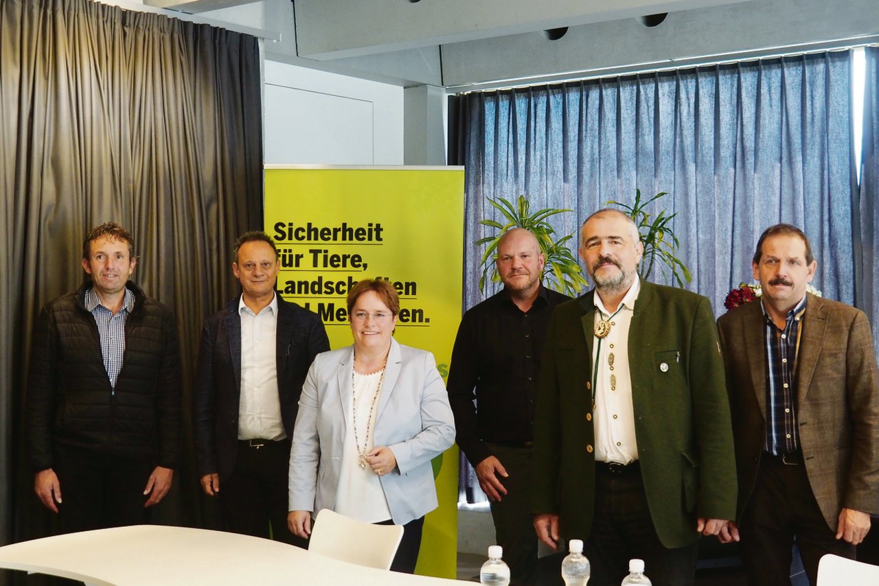 Sie referierten in Chur (v. l. n. r.): Thomas Roffler, Stefan Engler, Magdalena Martullo-Blocher, Martin Renner, Robert Brunold und Moderator Duri Campell.(Bilder chw))