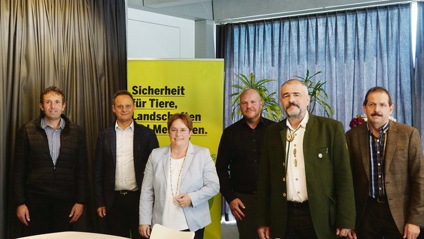 Sie referierten in Chur (v. l. n. r.): Thomas Roffler, Stefan Engler, Magdalena Martullo-Blocher, Martin Renner, Robert Brunold und Moderator Duri Campell.(Bilder chw))