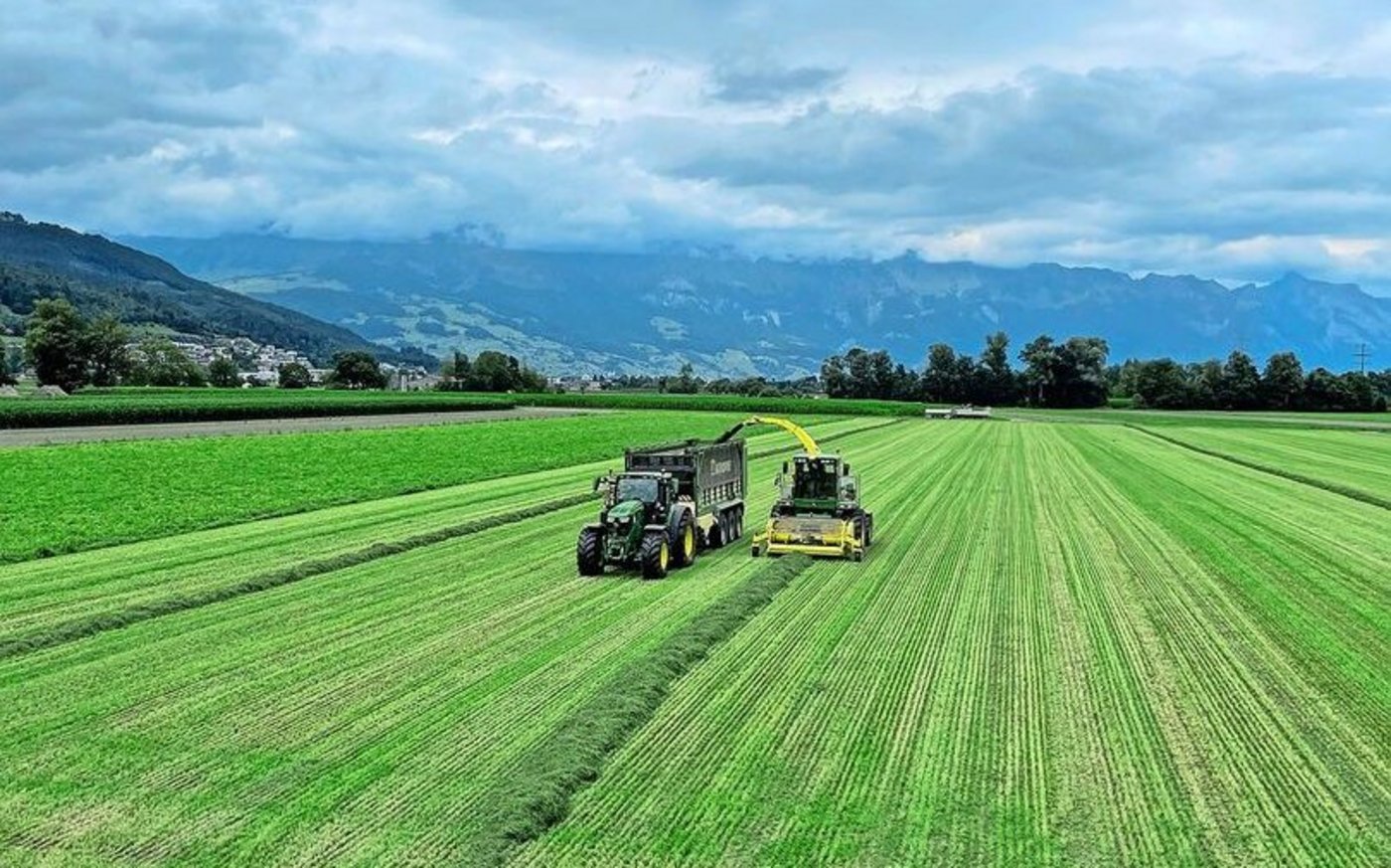 Die Erntefenster für den fünften Schnitt sind kurz. Alle geben Gas: Sie mähen, wenden, schwaden und füllen den Ladewagen. 