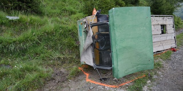 Die Strassenrettung Chur sicherte das Unfallfahrzeug, die Rega barg den Leichnam. (Bild Kantonspolizei Graubünden)