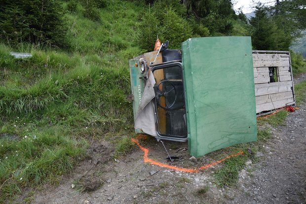 Die Strassenrettung Chur sicherte das Unfallfahrzeug, die Rega barg den Leichnam. (Bild Kantonspolizei Graubünden)