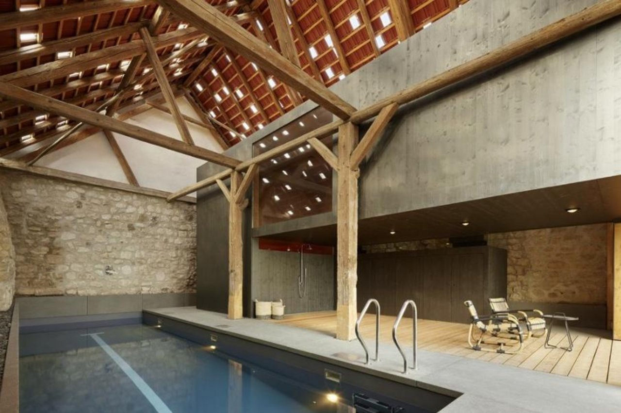 Was gäbe es Schöneres als einen Indoor-Swimmingpool? (Screenshot houzzrenovieren.website)