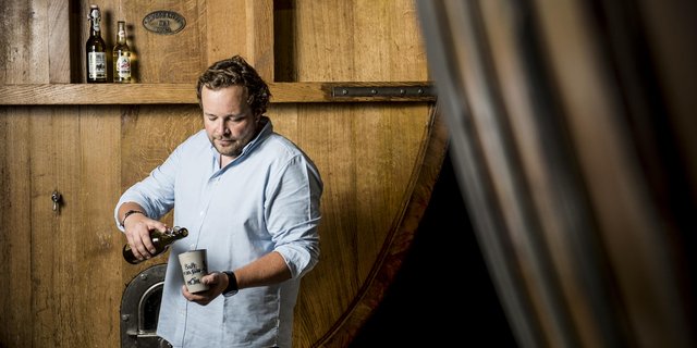 Christoph Möhl im Holzfasskeller. «Hier kann ich am besten neuen Ideen entwickeln», sagt der 36-Jährige. (Bild zVg)