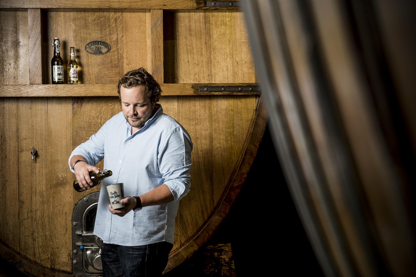 Christoph Möhl im Holzfasskeller. «Hier kann ich am besten neuen Ideen entwickeln», sagt der 36-Jährige. (Bild zVg)