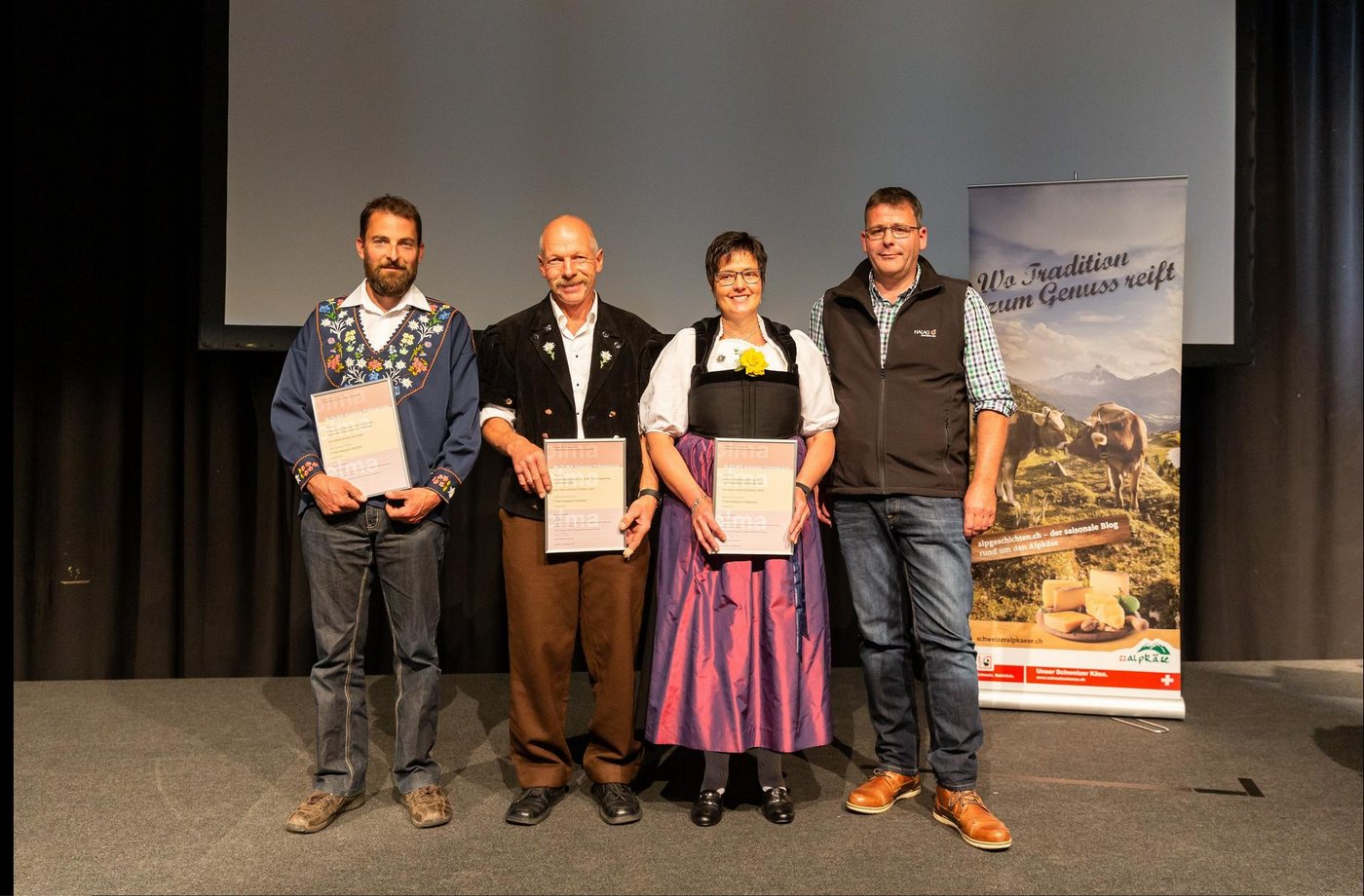 Preisträger aller Kategorien der 19. OLMA Alpkäse-Prämierung: (v.l.n.r.): Daniel Arnold (1. Preis Mutschli), Kurt und Vreni Schletti (1. Preis Hartkäse und 1. Preis Hobelkäse) sowie Walter Niklaus (1. Preis Halbhartkäse und 1. Preis Schaf-/Ziegenkäse) (Bildquelle: Olma)