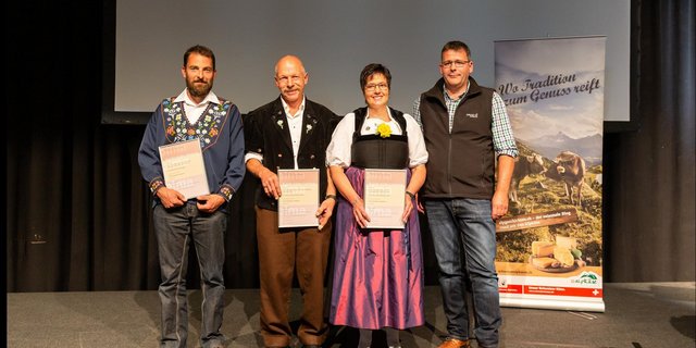 Preisträger aller Kategorien der 19. OLMA Alpkäse-Prämierung: (v.l.n.r.): Daniel Arnold (1. Preis Mutschli), Kurt und Vreni Schletti (1. Preis Hartkäse und 1. Preis Hobelkäse) sowie Walter Niklaus (1. Preis Halbhartkäse und 1. Preis Schaf-/Ziegenkäse) (Bildquelle: Olma)