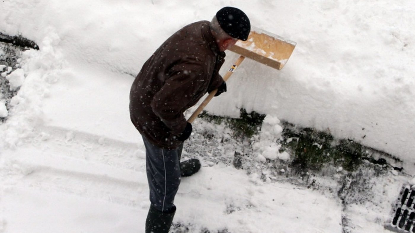 Taumittel helfen Wege eisfrei zu halten. Vor ihrem Einsatz sollten die Wege vom Schnee befreit werden. (Bild Landor)