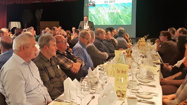 Präsident Fredy Winiger eröffnet die 100. GV der Luzerner Saatzuchtgenossenschaft. (Bild zVg)