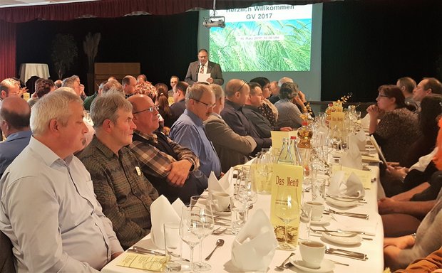 Präsident Fredy Winiger eröffnet die 100. GV der Luzerner Saatzuchtgenossenschaft. (Bild zVg)