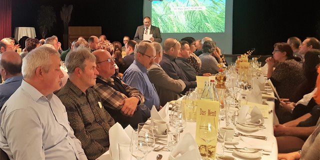 Präsident Fredy Winiger eröffnet die 100. GV der Luzerner Saatzuchtgenossenschaft. (Bild zVg)