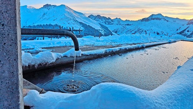 Nächtlicher Kälteein Nächtlicher Kälteeinbruch: Die Wasseroberfläche des Brunnens ist von einer Eisschicht bedeckt.