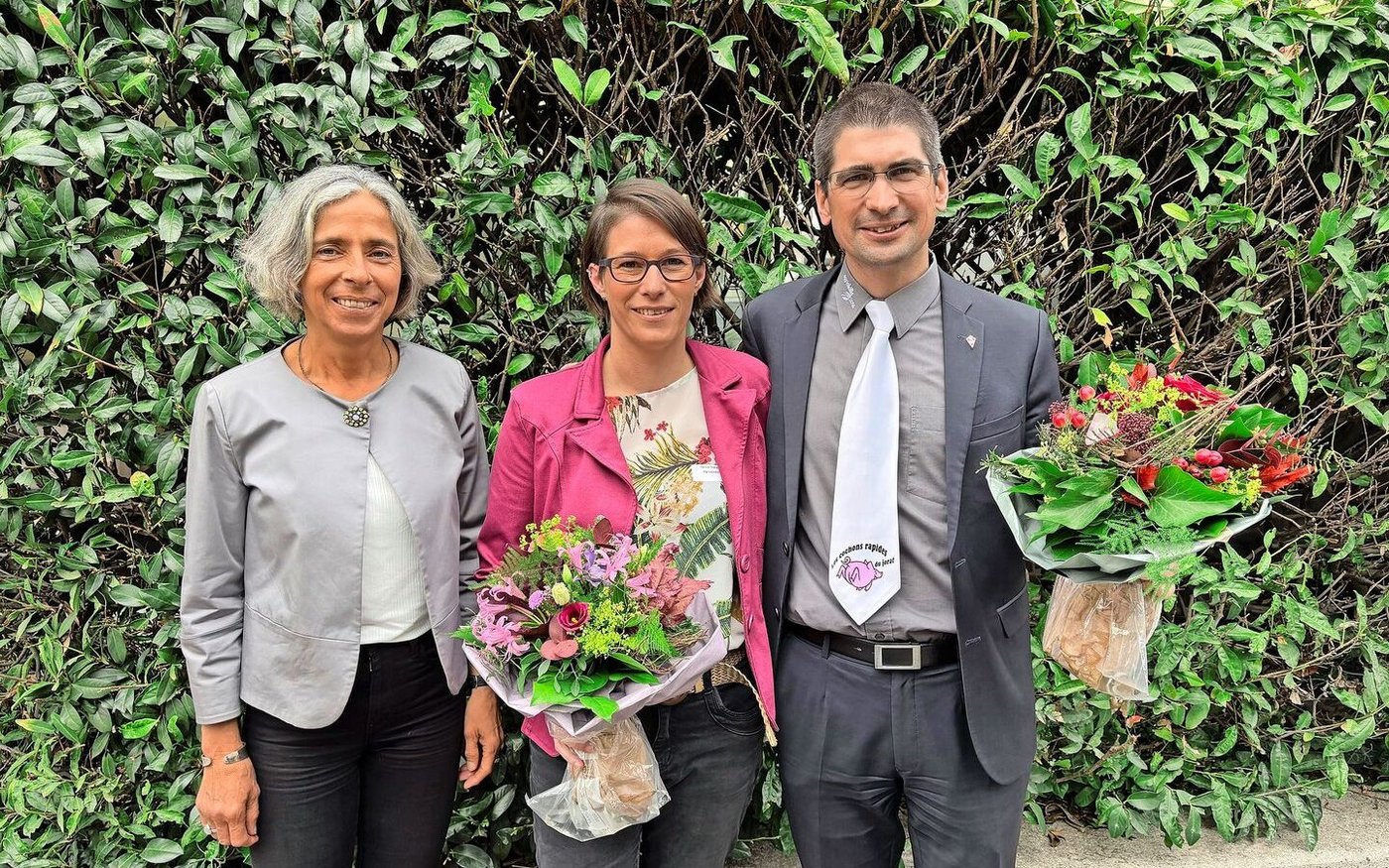 Blumen für die Dame und den Herrn: ODA-Sekretärin Petra Sieghart mit der neuen Präsidentin Carine Théraulaz und Vorgänger Löic Bardet.