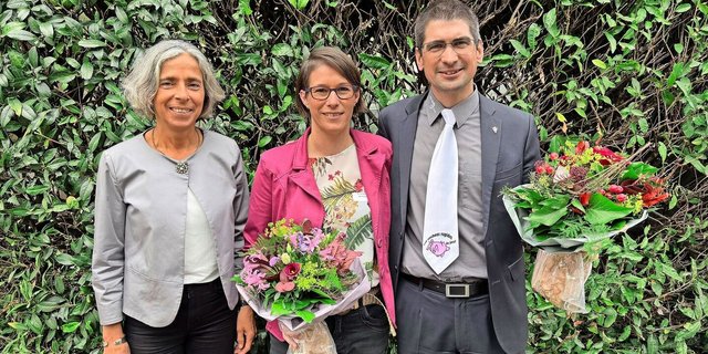 Blumen für die Dame und den Herrn: ODA-Sekretärin Petra Sieghart mit der neuen Präsidentin Carine Théraulaz und Vorgänger Löic Bardet.