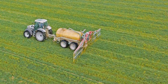 Eine homogene und fliessfähige Gülle ist bei der Ausbringung wichtig. Ist die Gülle zu dickflüssig, verstopft sie Schläuche und fliesst nicht schnell genug in den Boden ab. (Bild Ruth Aerni)