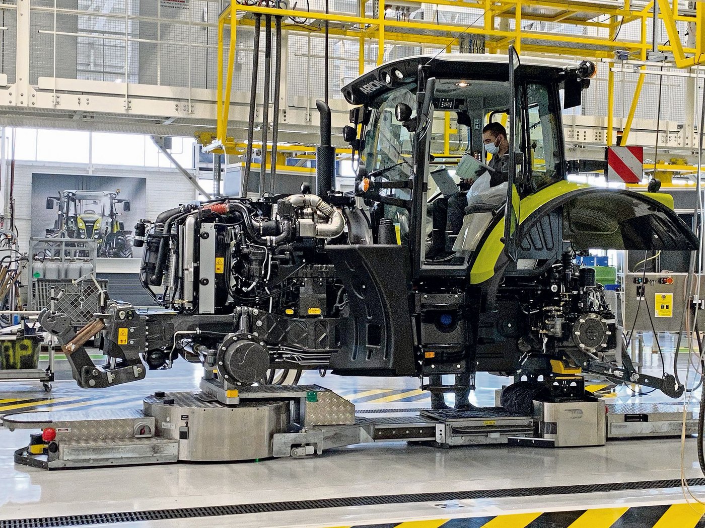 Im Traktorenwerk von Claas in Le Mans werden bereits 55 Traktoren am Tag gefertigt. Nach dem Weiterausbau der Produktion sollen es täglich 75 Traktoren werden. Das Bild zeigt die Funktionskontrolle. (Bilder Yanne Boloh)