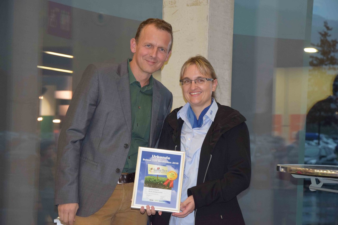 Barbara Eichenberger freute sich über die Auszeichnung für das UFA-Geburtsvorbereitungsfutter für Sauen. Hier mit Adrian Krebs, Stv. Chefredaktor der "BauernZeitung". 