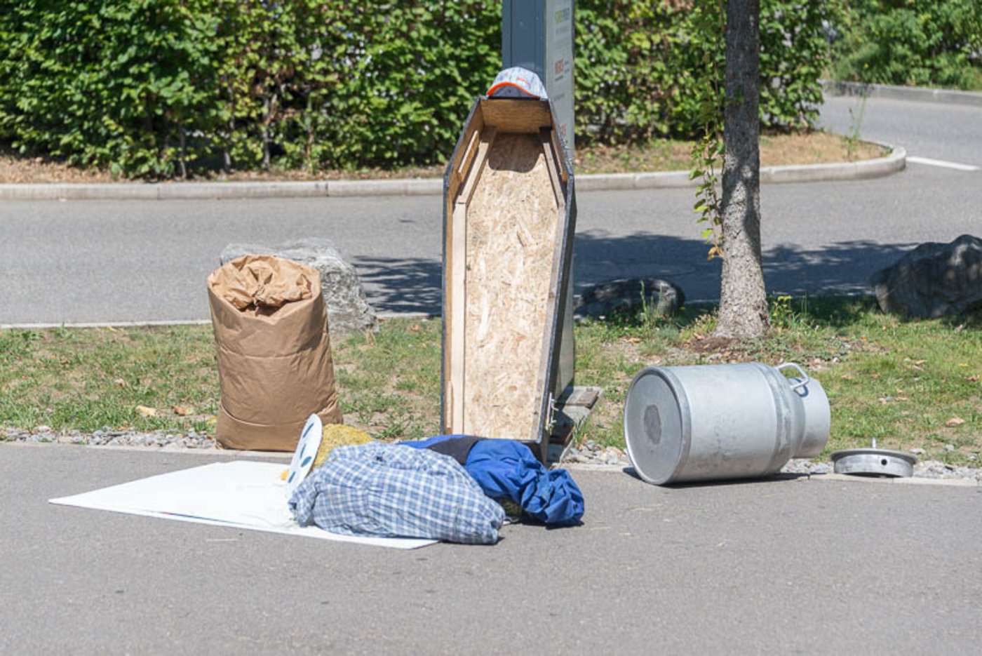 Nach gut anderthalb Stunden war der Spuk vorbei, der Sarg leer und der Protest zu Ende.