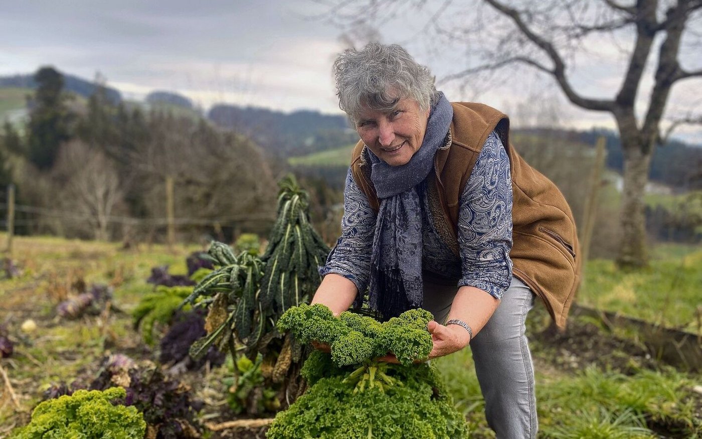 Susanne Schütz mischt Pflanzenkohle mit fermentierten Reststoffen und ist vom Effekt in ihrem Gemüsegarten begeistert.