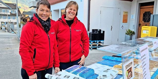 Susi von Ah (l.) und Petra Rohrer betreuten gemeinsam den Apfelwähenstand in Sachseln.