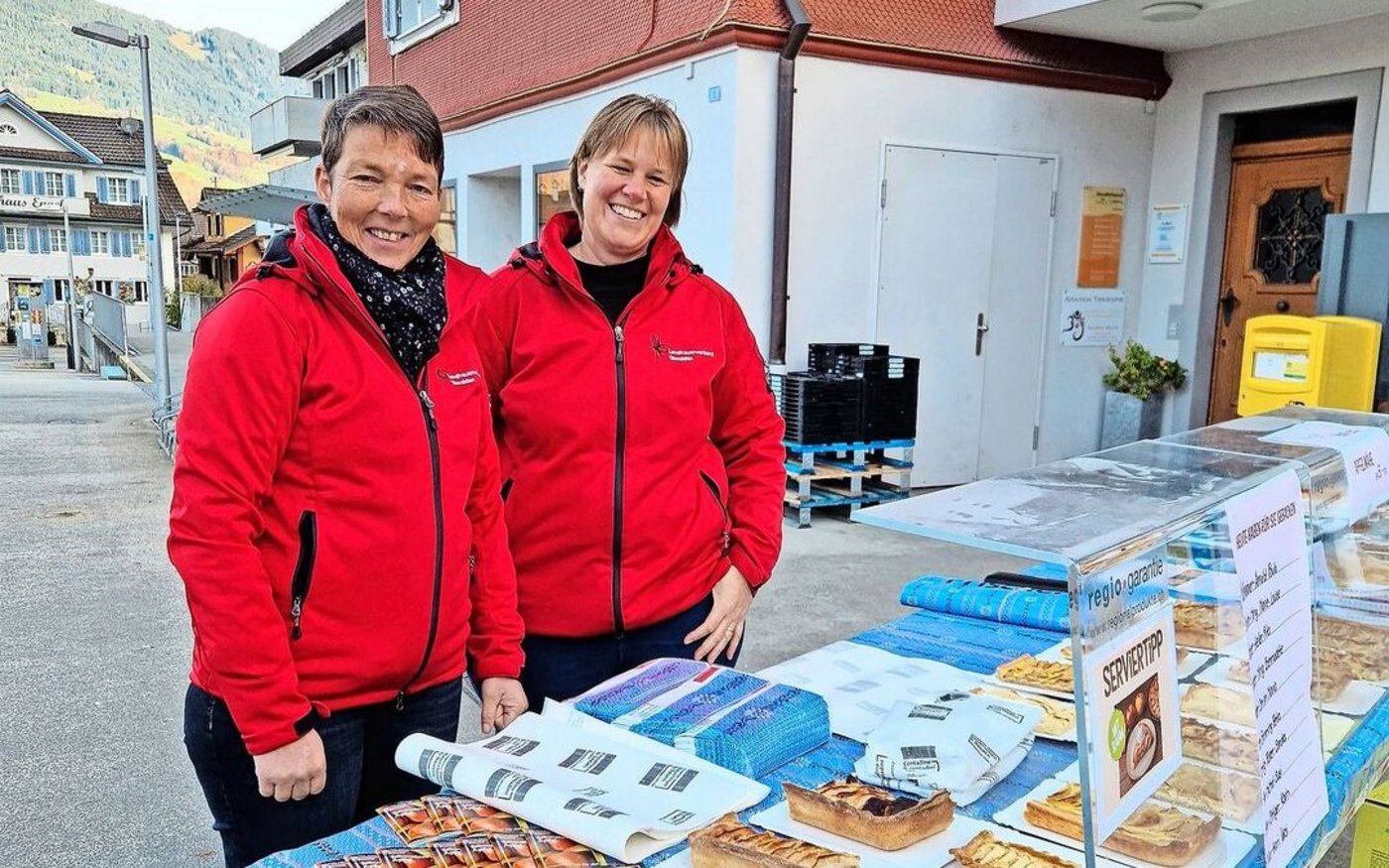 Susi von Ah (l.) und Petra Rohrer betreuten gemeinsam den Apfelwähenstand in Sachseln.