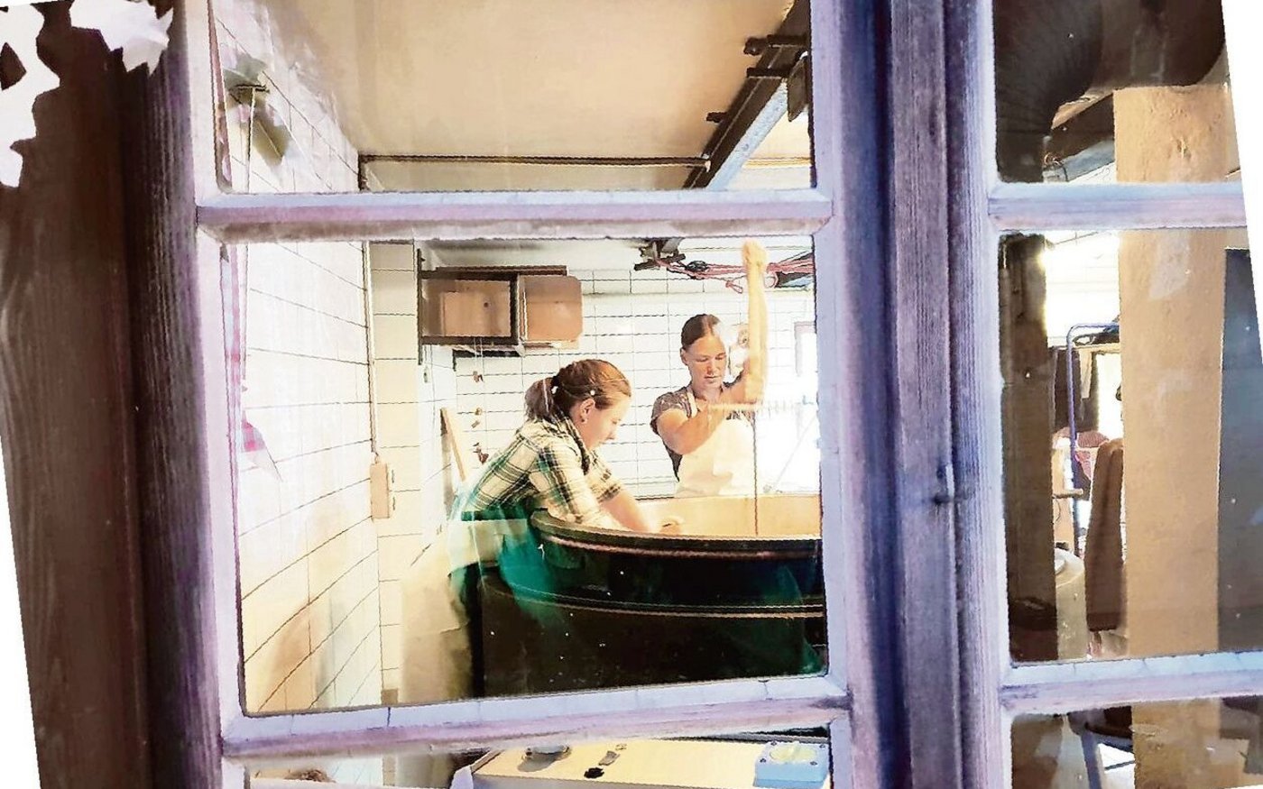 Blick in die Alpkäserei. Hier bieten Beglingers Erlebniskäsen für angemeldete Gruppen an.