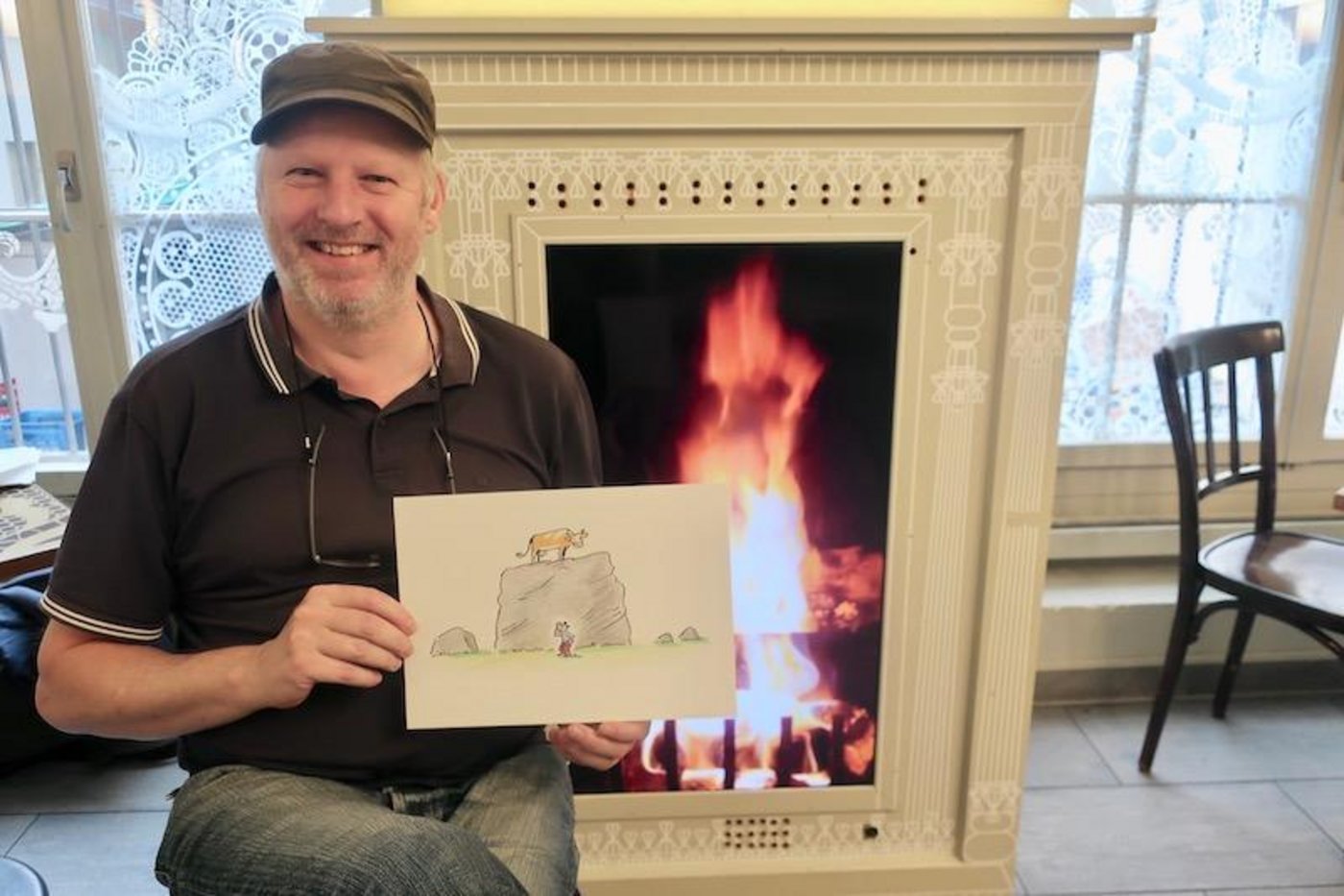 Illustrator Daniel Frick brachte zum Gespräch mit der BauernZeitung ein Original-Bild aus dem neusten Globi-Buch mit. (Bild Esther Thalmann)