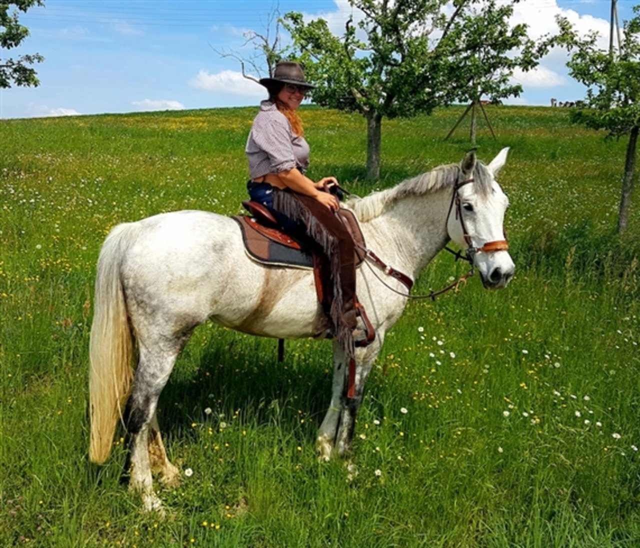  Martina Schafer mit ihrer Stute Honey. Zusammen mit Freundin Martina Widmer und drei weiteren Pferden werden sie in elf Tagen 260 Kilometer zurücklegen. (Bild Martina Schafer) 